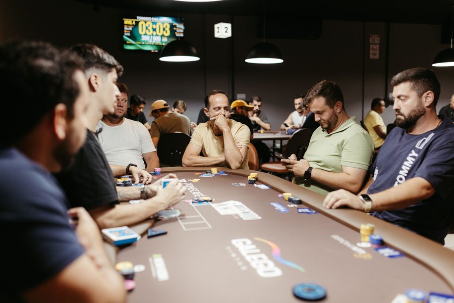 Des joueurs autour d'une table de tournoi