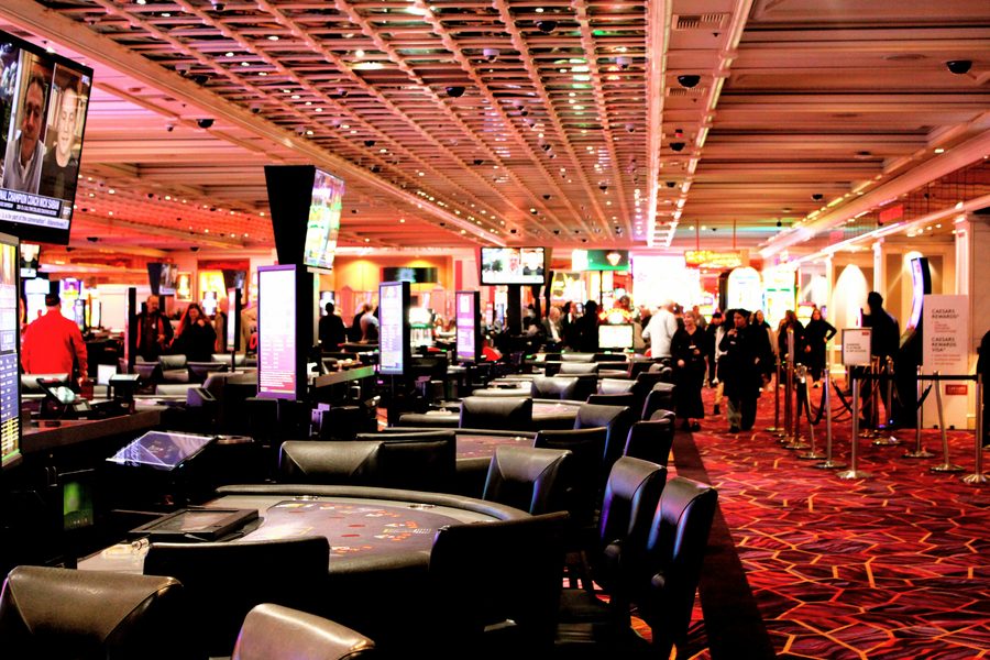 Salle de casino avec tables de jeu